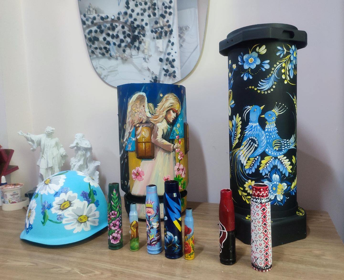 Тубуси та гільзи, розмальовані студентами факультету мистецтв